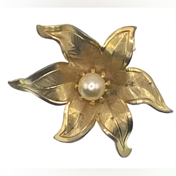 Vintage Jewelry - Vintage Gold Tone Floral Brooch Pin with Faux Pearl